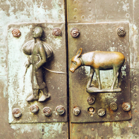 Tür der Ulrichskirche mit Bauer und Esel