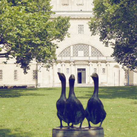 Plastik mit drei Enten und im Hintergrund der Eingang zum Landesmuseum für Vorgeschichte