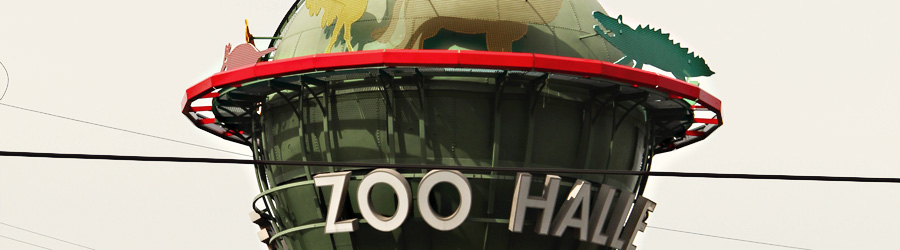 Turm mit Zoo-Werbung am Bahnhof